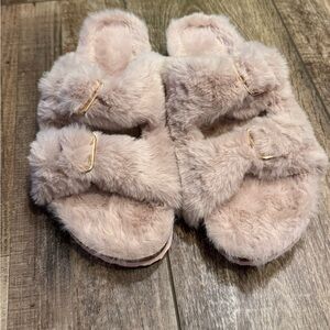Luxurious Plush Slippers in Soft Cream